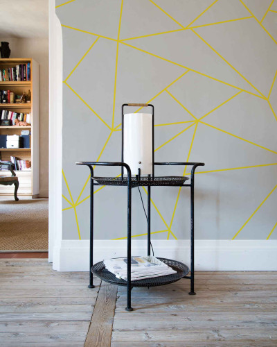 Tapet geometric cu linii aurii pe un fundal neutru