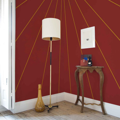 Tapet geometric cu linii aurii pe fundal roșu