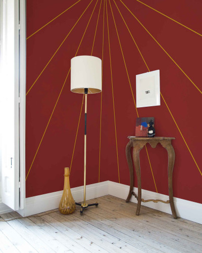 Tapet geometric cu linii aurii pe fundal roșu