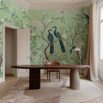 Tapet floral verde cu păsări și fluturi într-un interior elegant