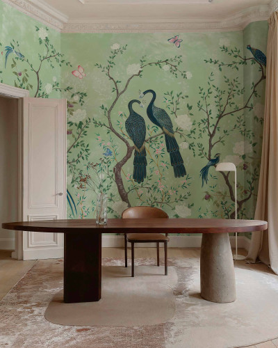 Tapet floral verde cu păsări și fluturi într-un interior elegant