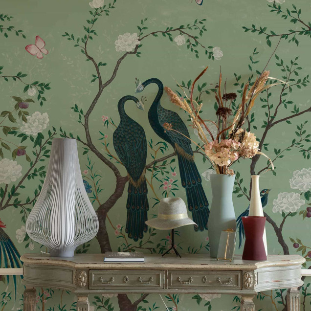 Tapet floral verde cu păsări și fluturi într-un interior elegant