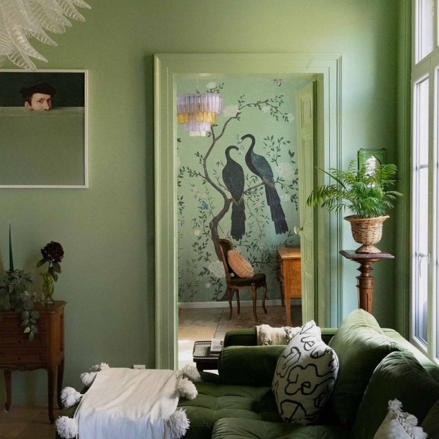 Tapet floral verde cu păsări și fluturi într-un interior elegant