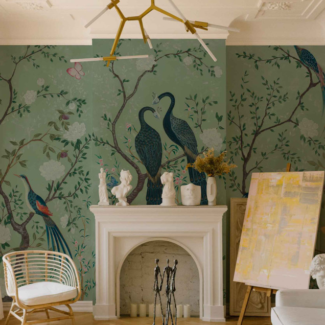Tapet floral verde cu păsări și fluturi într-un interior elegant