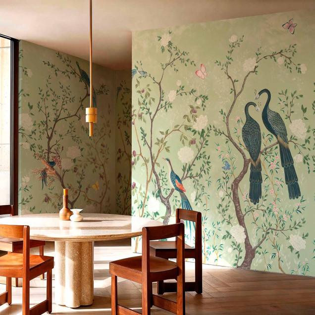 Tapet floral verde cu păsări și fluturi într-un interior elegant
