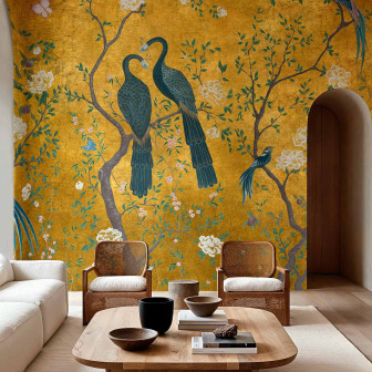 Tapet floral auriu cu păsări Tapet elegant cu motive florale aurii și păsări stilizate într-un living modern