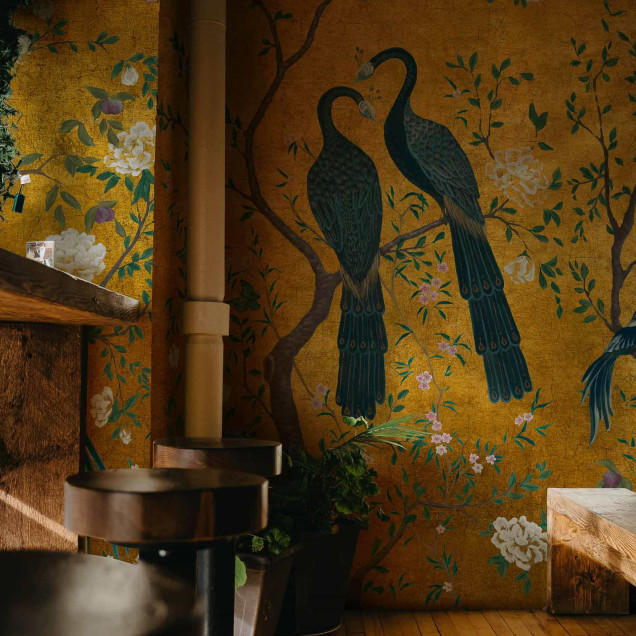 Tapet elegant cu motive florale aurii și păsări stilizate într-un living modern