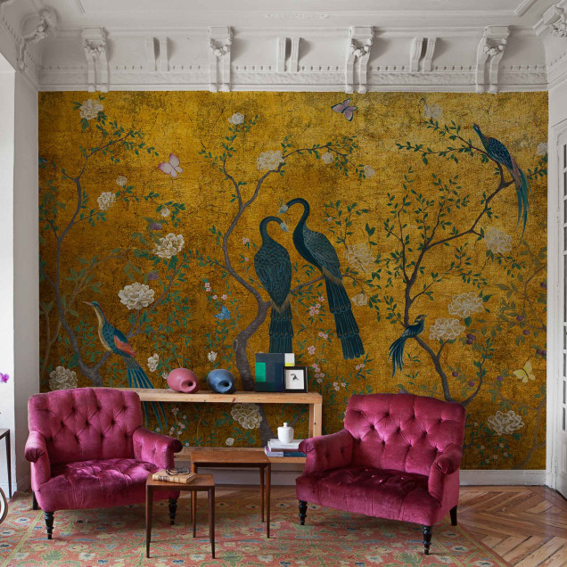 Tapet elegant cu motive florale aurii și păsări stilizate într-un living modern