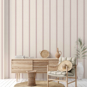 Tapet cu dungi roz într-un interior modern
