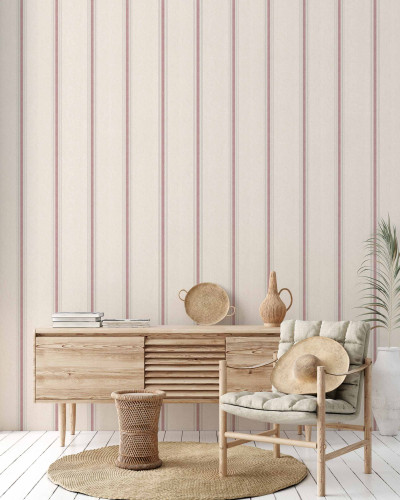 Tapet cu dungi roz într-un interior modern