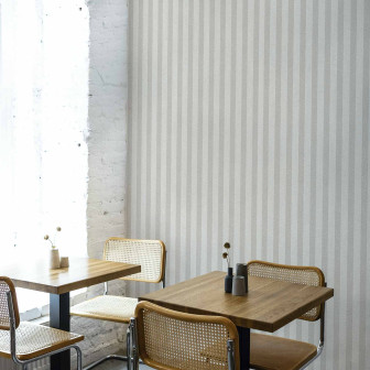 Tapet cu dungi verticale argintii într-un interior modern