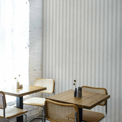 Tapet cu dungi verticale argintii într-un interior modern