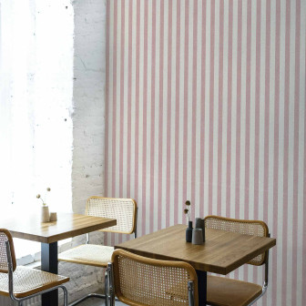 Tapet cu dungi verticale roz într-un interior modern