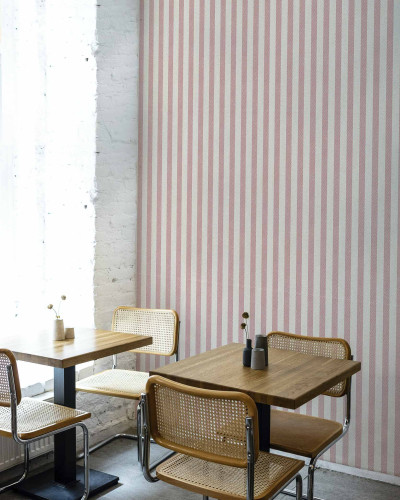 Tapet cu dungi verticale roz într-un interior modern