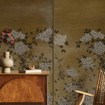 Tapet floral cu textură de iută, ideal pentru decorul interior elegant