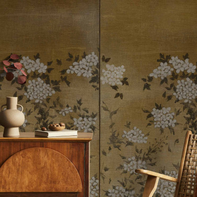 Tapet floral cu textură de iută, ideal pentru decorul interior elegant