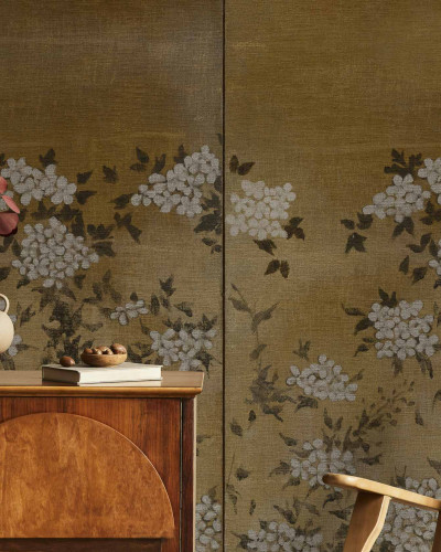 Tapet floral cu textură de iută, ideal pentru decorul interior elegant
