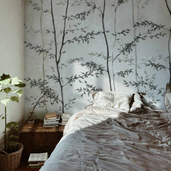 Tapet cu design de copaci argintii într-un dormitor