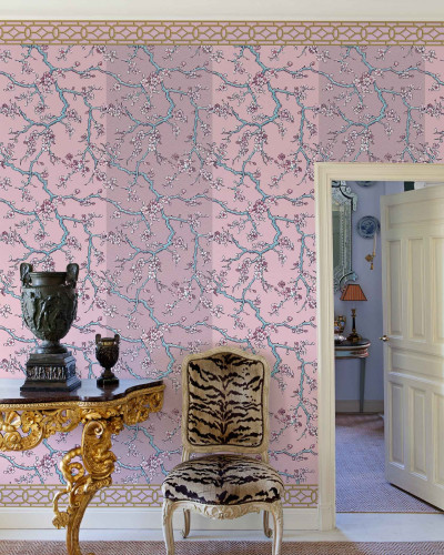 Tapet cu flori de cireș delicate pe fundal roz, cu bordură decorativă