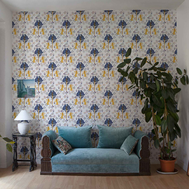 Tapet alb pur cu un design inspirat din tapiserii medievale, prezentând lei galbeni și flori albastre și roșii.