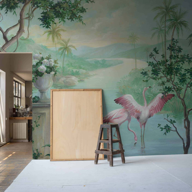 Tapet lavabil cu design exotic, Landscape with Flamingos, prezintă un peisaj tropical cu palmieri, flamingo roz și un râu.
