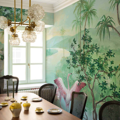 Tapet lavabil cu design exotic, Landscape with Flamingos, prezintă un peisaj tropical cu palmieri, flamingo roz și un râu.
