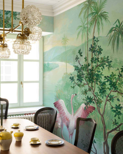 Tapet lavabil cu design exotic, Landscape with Flamingos, prezintă un peisaj tropical cu palmieri, flamingo roz și un râu.
