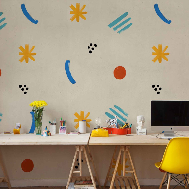 Tapet cu design geometric abstract, cu forme rotunde si linii, in culori pastelate si vibrante, intr-o camera de copii.