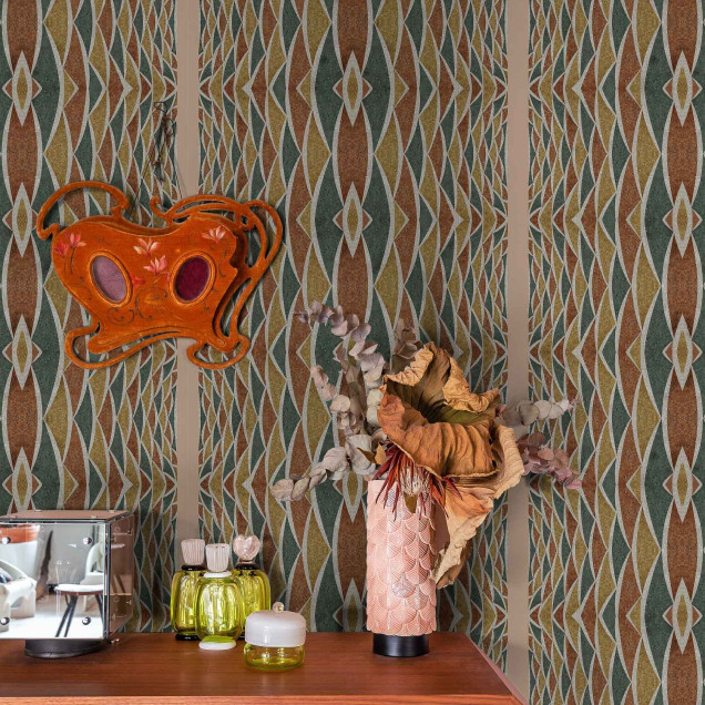 Tapet cu model geometric în nuanțe de verde, maro și auriu într-un living modern.
