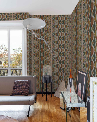 Tapet cu model geometric în nuanțe de verde, maro și auriu într-un living modern.