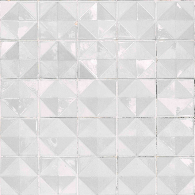 Tapet cu model geometric modern, nuanță deschisă, pe un perete cu rafturi și decorațiuni.