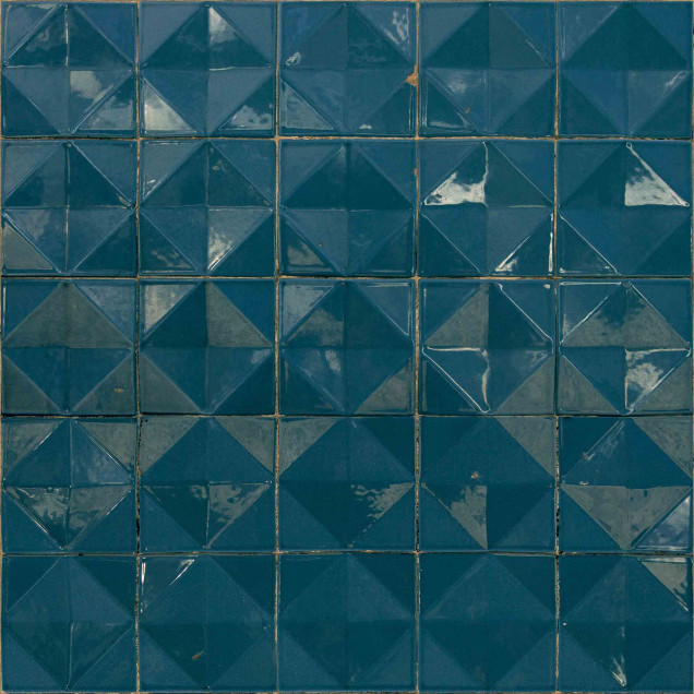 Tapet cu design geometric în nuanțe închise de petrol, alături de o ușă din lemn cu clanță aurie.