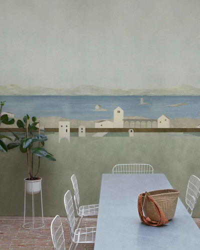 Fototapet cu un peisaj mediteranean ce include munți, mare și case albe