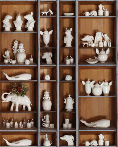 Tapet cu figurine ceramice in forma de animale stilizate