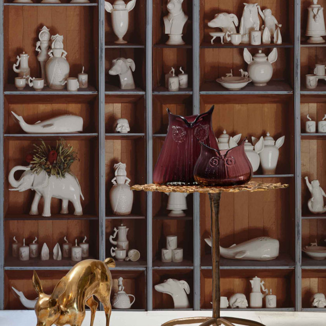 Tapet cu figurine ceramice in forma de animale stilizate