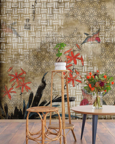 Tapet cu un design asiatic ce include păsări colorate și flori roșii pe un fundal texturat.