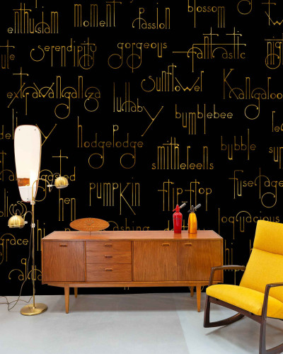 Tapet cu cuvinte aurii pe fundal negru, prezentând un design elegant și modern.