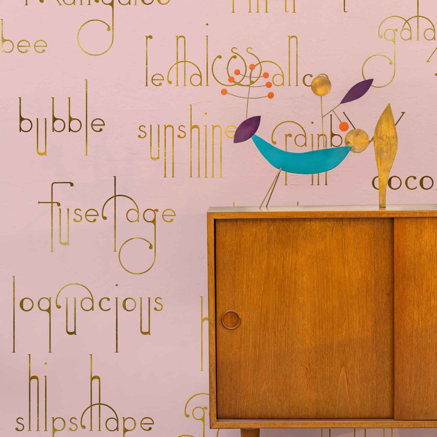Tapet cu cuvinte aurii pe fundal negru, prezentând un design elegant și modern.