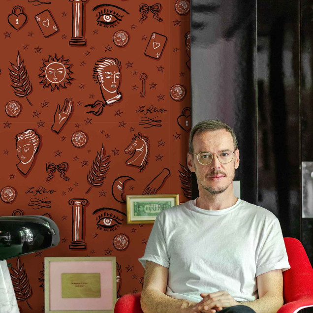 Tapet cu model artistic teracota cu motive subtile, prezentat intr-un hol modern.