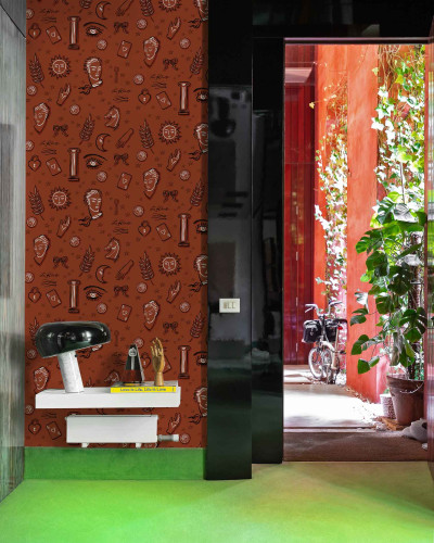 Tapet cu model artistic teracota cu motive subtile, prezentat intr-un hol modern.