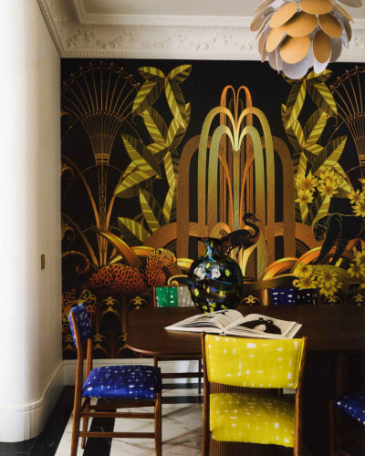 Fototapet cu design Art Deco auriu și negru, cu ilustrații de leopard, panteră și păsări, într-un decor modern.