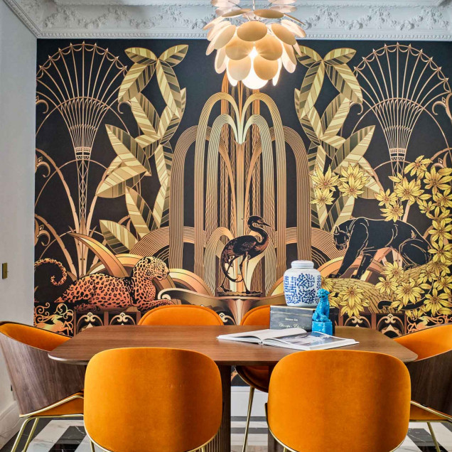 Fototapet cu design Art Deco auriu și negru, cu ilustrații de leopard, panteră și păsări, într-un decor modern.