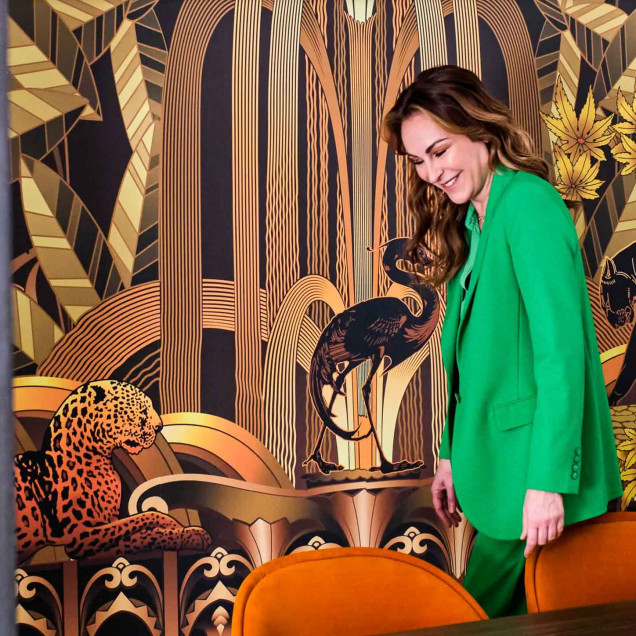 Fototapet cu design Art Deco auriu și negru, cu ilustrații de leopard, panteră și păsări, într-un decor modern.