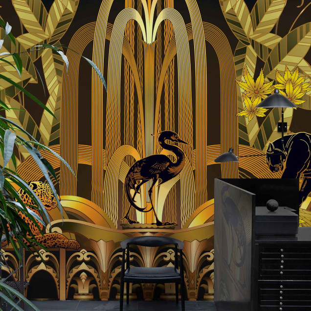 Fototapet cu design Art Deco auriu și negru, cu ilustrații de leopard, panteră și păsări, într-un decor modern.