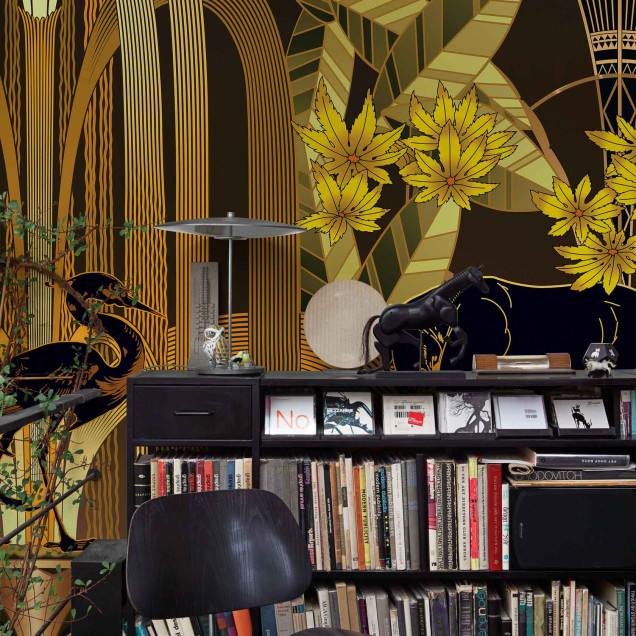 Fototapet cu design Art Deco auriu și negru, cu ilustrații de leopard, panteră și păsări, într-un decor modern.