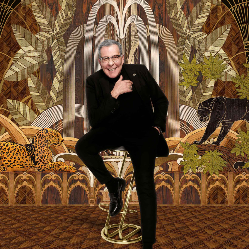 Fototapet cu design Art Deco auriu și negru, cu ilustrații de leopard, panteră și păsări, într-un decor modern.