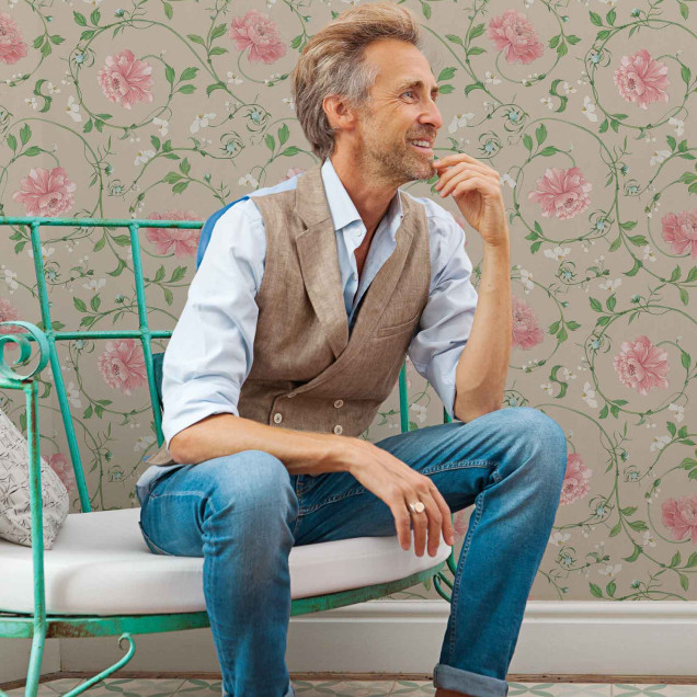 Tapet cu model floral pastelat, cu flori roz și frunze verzi, pe un fundal bej.