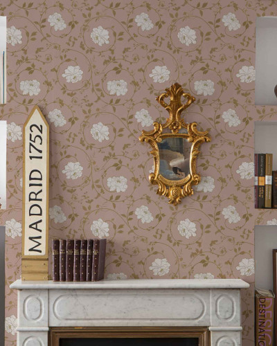 Tapet cu model floral roz și auriu într-un decor interior