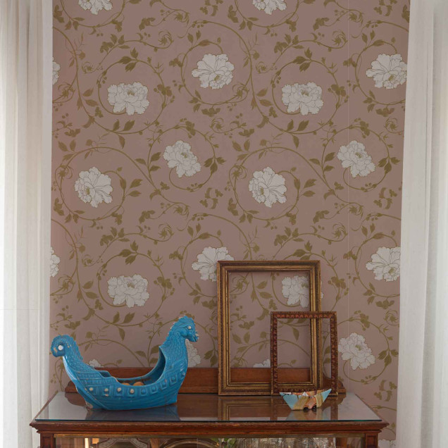 Tapet cu model floral roz și auriu într-un decor interior