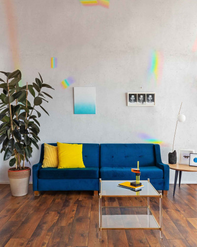 Tapet cu textură de beton într-un living modern albastru